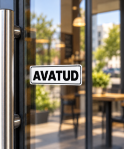 Avatud — väike kleebis suure selgelt loetava kirjaga uksel